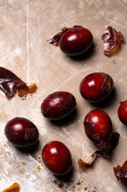 Soğanla boyanmış tavuk yumurtaları, geleneksel yöntemle yapılan kabuklar. Köy tarzında Paskalya konsepti