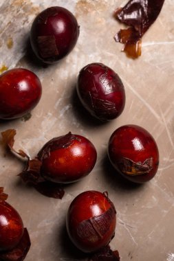 Soğanla boyanmış tavuk yumurtaları, geleneksel yöntemle yapılan kabuklar. Köy tarzında Paskalya konsepti