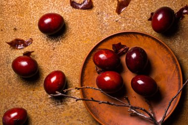 Soğanla boyanmış tavuk yumurtaları, geleneksel yöntemle yapılan kabuklar. Köy tarzında Paskalya konsepti