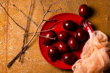 Soğanla boyanmış tavuk yumurtaları, geleneksel yöntemle yapılan kabuklar. Köy tarzında Paskalya konsepti