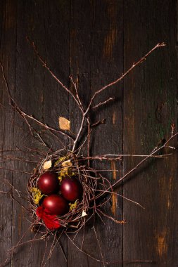 Güzel bordo Paskalya yumurtaları ahşap arka planda bir yuvada kırsal tarzdaki Paskalya konsepti