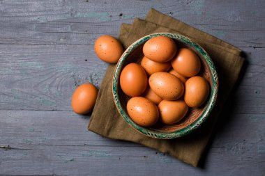 Seramik tabakta büyük tavuk yumurtası. Köy tarzında Paskalya konsepti