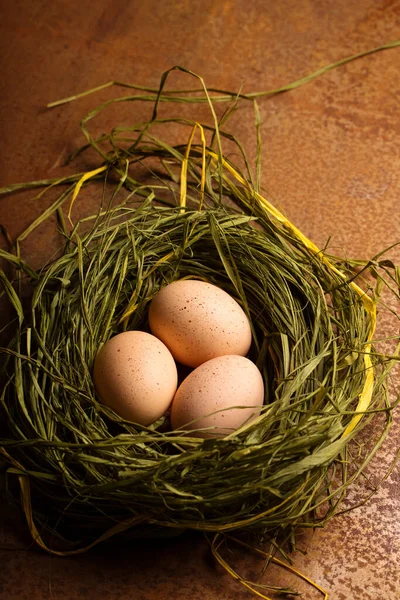 Hühnereier Nest Auf Metallischem Hintergrund Osterkonzept Rustikalen Stil — Stockfoto