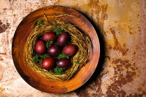 Schöne Rote Ostereier Einem Nest Aus Stroh Auf Einem Großen — Stockfoto