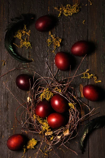 木制背景下的鸟巢中美丽的勃艮第复活节彩蛋乡村风格的复活节概念 — 图库照片