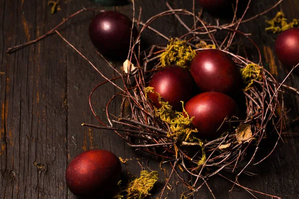 Schöne Bordeauxfarbene Ostereier Einem Nest Auf Hölzernem Hintergrund Osterkonzept Rustikalen — Stockfoto