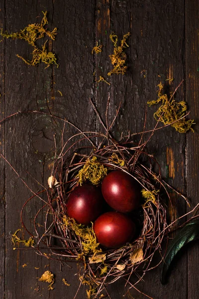 Schöne Bordeauxfarbene Ostereier Einem Nest Auf Hölzernem Hintergrund Osterkonzept Rustikalen — Stockfoto