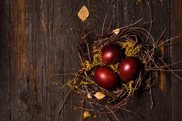 Schöne Bordeauxfarbene Ostereier Einem Nest Auf Hölzernem Hintergrund Osterkonzept Rustikalen — Stockfoto