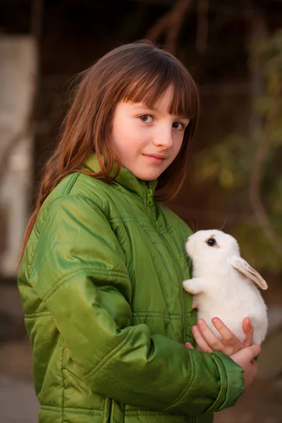 Kız Elinde Beyaz Bir Tavşanı Tutuyor Paskalya Konseri — Stok fotoğraf