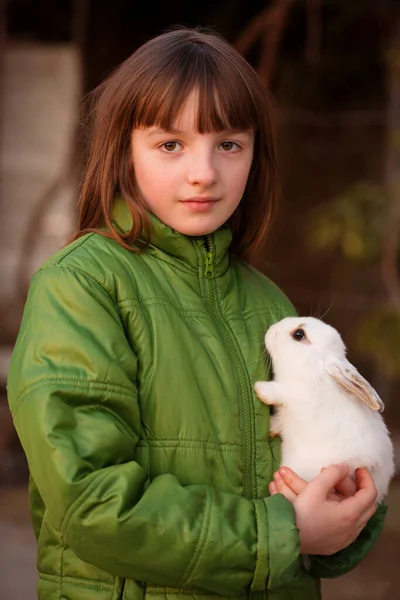 Kız Elinde Beyaz Bir Tavşanı Tutuyor Paskalya Konseri — Stok fotoğraf