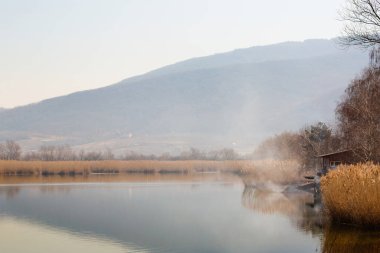 Gölden Kara Dağ 'a, Vynohradiv' e, Transcarpathian bölgesine güzel bir ilkbahar manzarası.