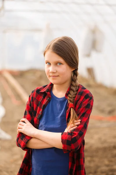 Jovem Agricultor Uma Grande Estufa Brilhante — Fotografia de Stock