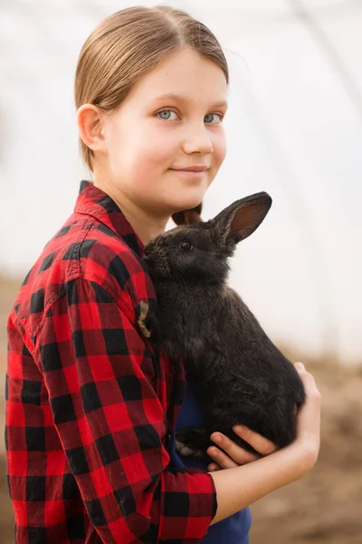 Elinde Siyah Bir Tavşan Olan Bir Kızın Portresi Paskalya Konsepti — Stok fotoğraf