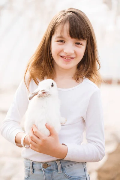Elinde Beyaz Bir Tavşanla Beyazlar Içindeki Bir Kızın Portresi Paskalya — Stok fotoğraf