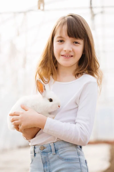 Elinde Beyaz Bir Tavşanla Beyazlar Içindeki Bir Kızın Portresi Paskalya — Stok fotoğraf