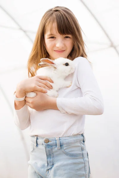 Retrato Una Niña Blanco Con Conejo Blanco Las Manos Concepto — Foto de Stock