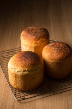 Arka planda üç lanet Paskalya pastası.