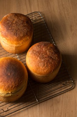 Arka planda üç lanet Paskalya pastası.