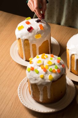 Şekerli meyve ve jöleli yumurtalarla süslenmiş Paskalya pastaları, yakın plan.