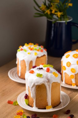 Şekerli meyve ve jöleli yumurtalarla süslenmiş Paskalya pastaları, yakın plan.