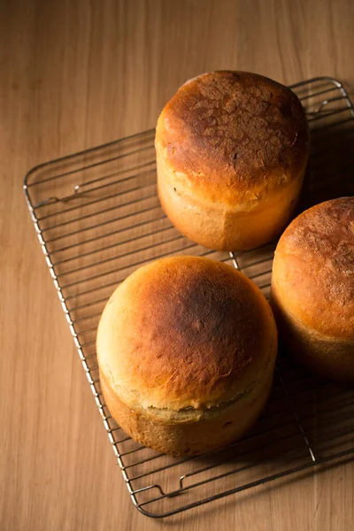 Drie Roodbruine Paastaart Een Donkere Achtergrond — Stockfoto