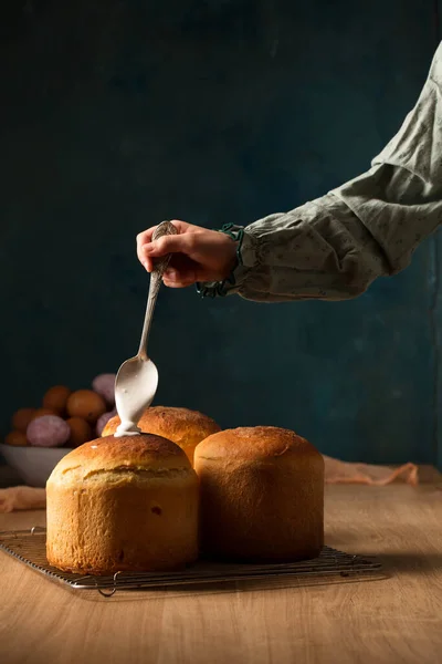 Ein Mädchen Schmiert Osterkuchen Mit Zuckerguss Foto Rustikalen Stil — Stockfoto