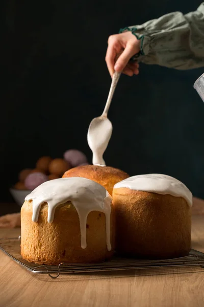 Ein Mädchen Schmiert Osterkuchen Mit Zuckerguss Foto Rustikalen Stil — Stockfoto