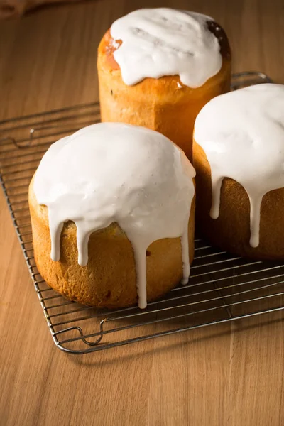 Drei Rötliche Osterkuchen Mit Weißer Glasur Auf Dunklem Hintergrund — Stockfoto