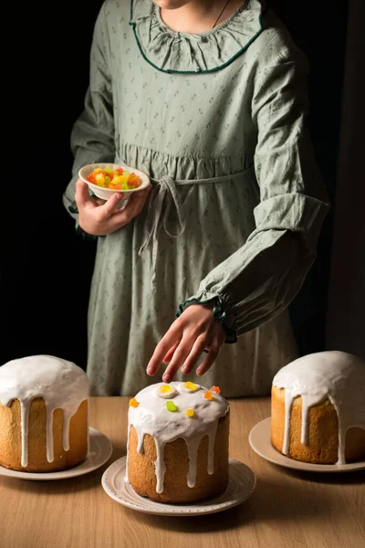 Девушка Украшает Пасхальные Торты Сладкими Конфетами — стоковое фото