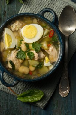 Kül kuşu, ısırgan otu ve yumurtalı yeşil borç