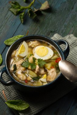 Kül kuşu, ısırgan otu ve yumurtalı yeşil borç