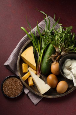 Keten tohumu ve soslu bahar salatası için vitamin seti.