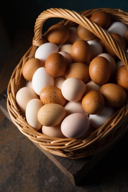 Büyük tavuk yumurtası sepeti. Kırsal tarzda fotoğraf.