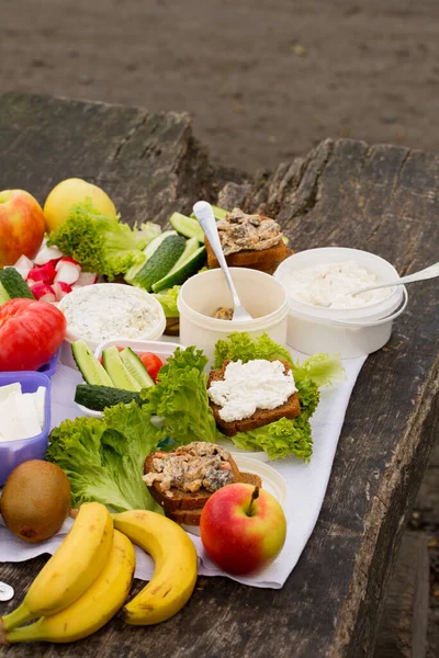 公園のチーズの春のピクニック 野菜や果物で広がるキノコ — ストック写真