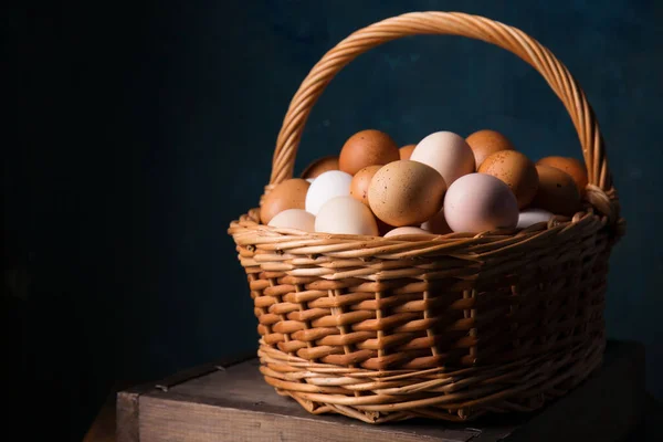 Großer Korb Mit Hühnereiern Foto Rustikalen Stil — Stockfoto