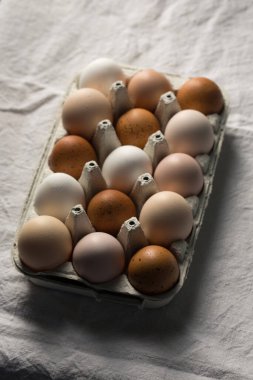 Kırsal tarzda çok renkli ev yapımı güzel bir fotoğraf.