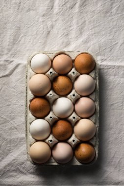 Kırsal tarzda çok renkli ev yapımı güzel bir fotoğraf.