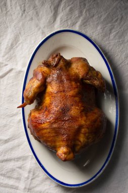 Beyaz bir bez üzerinde fırında tavuk.