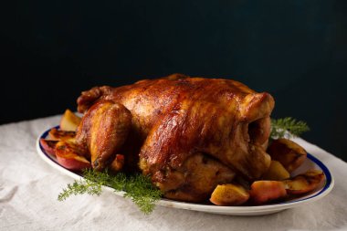 Beyaz bir bez üzerinde fırında tavuk.