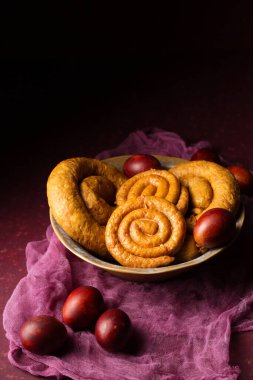 Renkli yumurtalı ev yapımı sosis. Paskalya 'da hayat