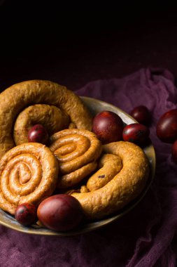 Renkli yumurtalı ev yapımı sosis. Paskalya 'da hayat