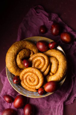 Renkli yumurtalı ev yapımı sosis. Paskalya 'da hayat