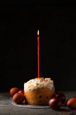 Mum ve boyalı yumurtalı Paskalya pastası.