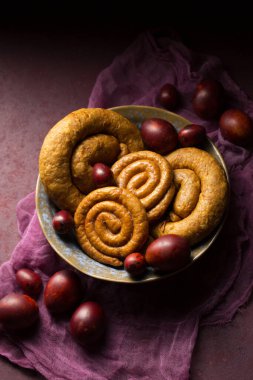 Renkli yumurtalı ev yapımı sosis. Paskalya 'da hayat