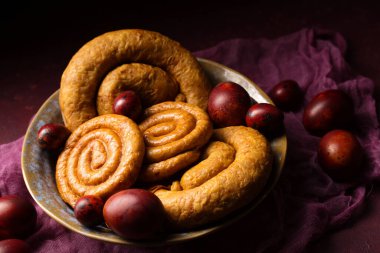 Renkli yumurtalı ev yapımı sosis. Paskalya 'da hayat