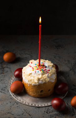 Mum ve boyalı yumurtalı Paskalya pastası.