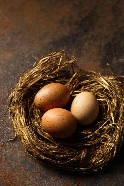 Big Red Eggs Golden Nest Photo Rustic Style — Stock Photo, Image