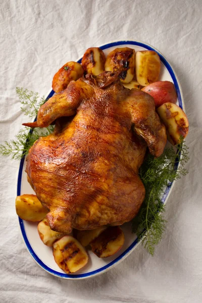 Ruddy Gebackenes Huhn Auf Einem Teller Auf Einem Weißen Tuch — Stockfoto