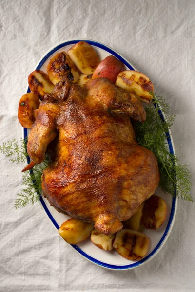 Ruddy Gebackenes Huhn Auf Einem Teller Auf Einem Weißen Tuch — Stockfoto