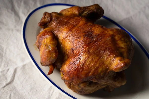 Beyaz bir bez üzerinde fırında tavuk.